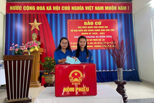 Sinh viên háo hức đi bỏ phiếu