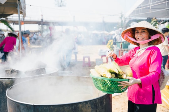 Phát triển du lịch từ nghề trồng bắp nếp Cẩm Nam