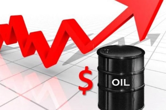 Giá dầu Brent vượt 105 USD/thùng, trong nước chi Quỹ bình ổn để giữ giá xăng