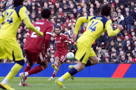 Liverpool chia điểm trước Tottenham: Đêm rực sáng của Dominik Szoboszlai