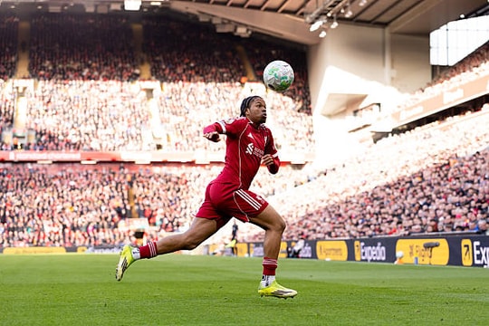 Rio Ngumoha lập kỷ lục Ngoại hạng Anh trong ngày ra mắt: Viên kim cương mới của Liverpool
