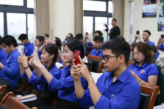 Người trẻ trong không gian số