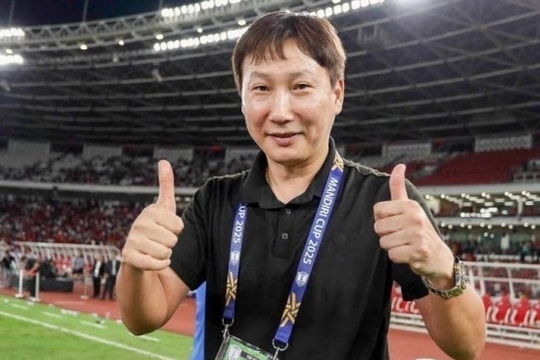 FIFA vinh danh HLV Kim Sang Sik, Malaysia dùng sao V-League đấu tuyển Việt Nam