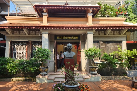 Ngôi nhà lưu niệm giữa phố