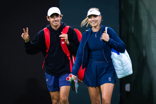 Alex De Minaur và Katie Boulter gây sốt với màn đua xe cùng hình phạt giặt đồ tại Miami Open