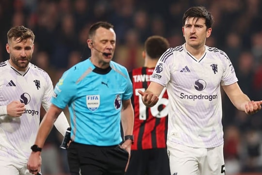 Harry Maguire và 'tiêu chuẩn kép' của VAR: Man Utd đánh rơi chiến thắng đầy cay đắng