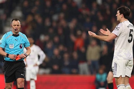 Manchester United chia điểm kịch tính: Bruno Fernandes rực sáng, Harry Maguire nhận thẻ đỏ