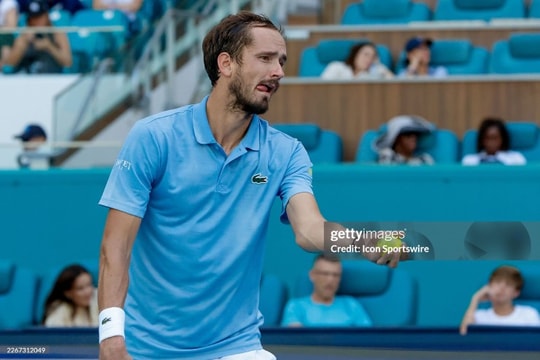Medvedev ngược dòng kịch tính trước tay vợt hạng 164 thế giới tại Miami Open