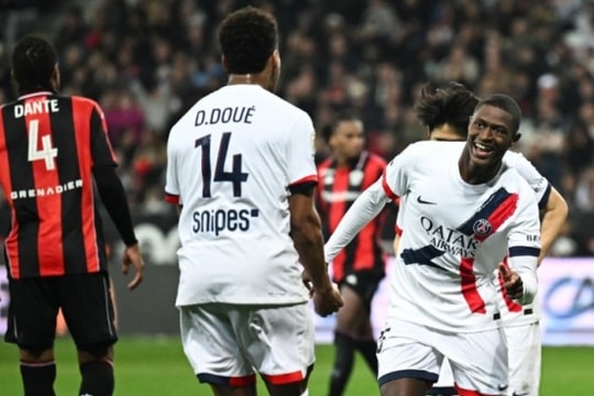 PSG hủy diệt Nice 4-0: Nuno Mendes rực sáng giúp đội quân Luis Enrique xây chắc ngôi đầu