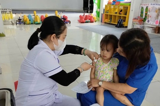 Chủ động tiêm vắc xin bù liều cho trẻ