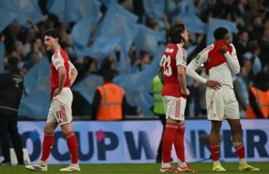 Arsenal gác lại nỗi đau Carabao Cup để nuôi mộng ăn ba lịch sử