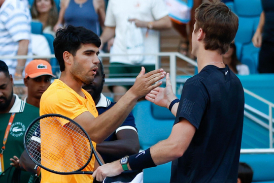 Sebastian Korda quật ngã số 1 thế giới Carlos Alcaraz tại vòng 3 Miami Open 2026