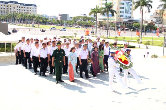 Ban Tuyên giáo và Dân vận Tỉnh ủy, Thành ủy: Đà Nẵng, Huế, Quảng Ngãi, Quảng Trị và Bộ Tư lệnh Vùng 3 Hải quân dâng hương các anh hùng liệt sĩ