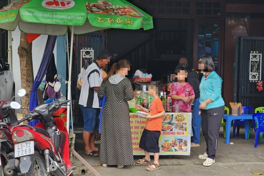 Những chiếc “bẫy ngọt ” trước cổng trường