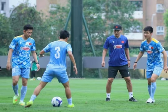 Tuyển Việt Nam hướng tới top 100 FIFA: HLV Kim Sang Sik truyền lửa cho học trò