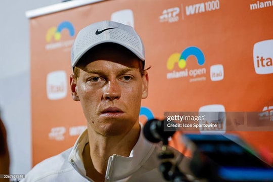 Raducanu gây tranh cãi vì vắng mặt ở tuyển Anh, Sinner phá kỷ lục của Djokovic