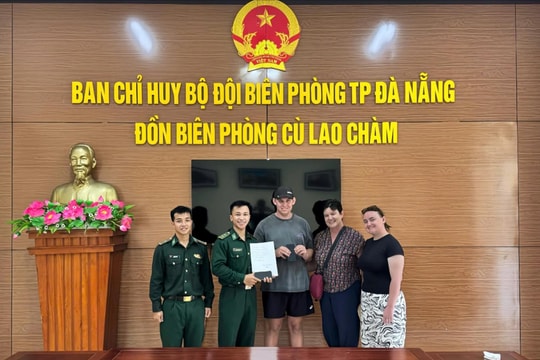 Cán bộ biên phòng Cù Lao Chàm hỗ trợ du khách nước ngoài tìm lại tài sản thất lạc