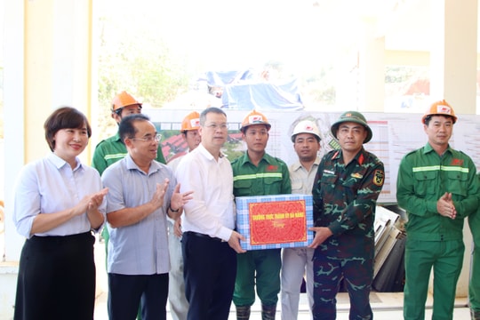 Phó Bí thư Thành ủy Nguyễn Mạnh Hùng kiểm tra tiến độ xây trường học, làm việc với Ban Thường vụ Đảng ủy xã Hùng Sơn