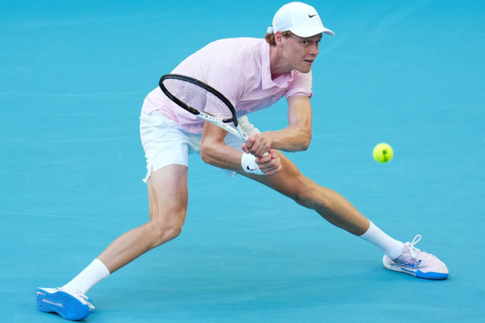 Jannik Sinner tiến vào tứ kết Miami Open 2026: San bằng kỷ lục của Federer và Djokovic