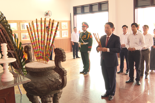 Phó Bí thư Thành ủy Ngô Xuân Thắng dâng hương các anh hùng, liệt sĩ