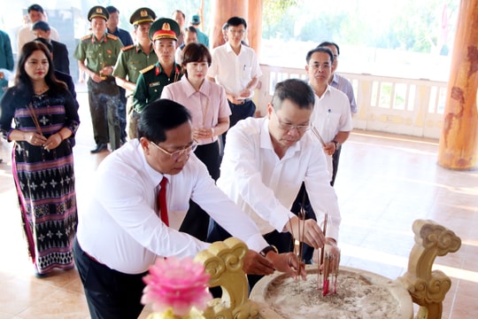 Phó Bí thư Thành ủy Nguyễn Mạnh Hùng dâng hương tại Đài tưởng niệm các anh hùng liệt sĩ xã Tây Giang