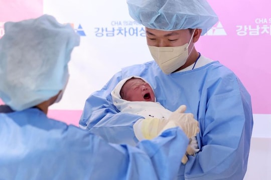 Em bé đầu tiên chào đời sau 17 năm tại một làng quê Hàn Quốc