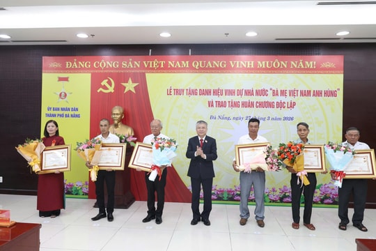 Truy tặng danh hiệu Bà mẹ Việt Nam anh hùng và tặng thưởng Huân chương Độc lập hạng Ba cho gia đình liệt sĩ
