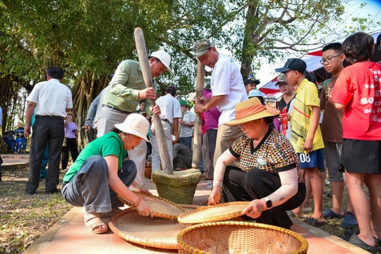 Rộn ràng lễ hội đình làng Bồ Bản