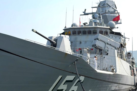 Royal Australian navy ship visits Da Nang