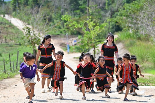 Nâng bước đến trường cho trẻ em xã vùng cao Phước Chánh