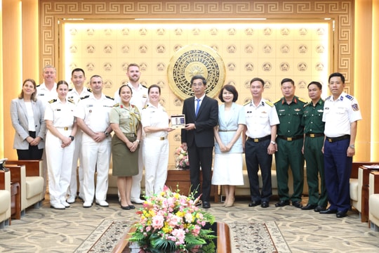 Lãnh đạo thành phố Đà Nẵng tiếp chỉ huy tàu Hải quân Hoàng gia Australia
