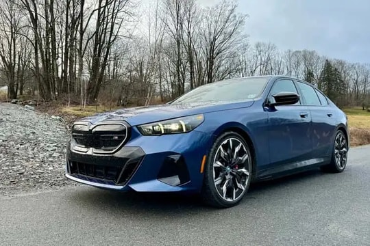 BMW i5 tại Mỹ đồng loạt trang bị chuẩn sạc Tesla NACS từ tháng 3/2026