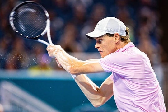 Jannik Sinner dẫn trước Jiri Lehecka tại chung kết Miami Open trước khi hoãn vì mưa