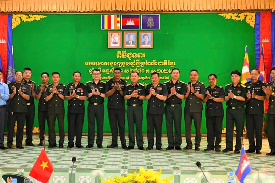 Quân khu 5 thăm, chúc Tết cổ truyền tại Campuchia