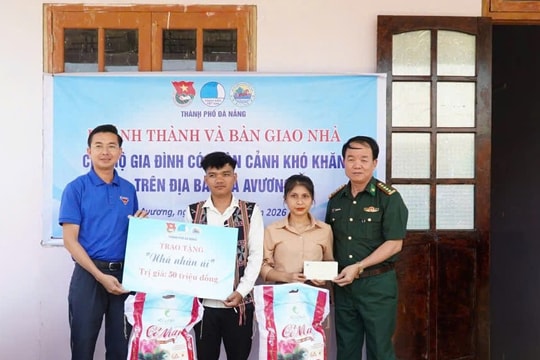 Bàn giao “Nhà nhân ái” cho gia đình khó khăn tại xã Avương