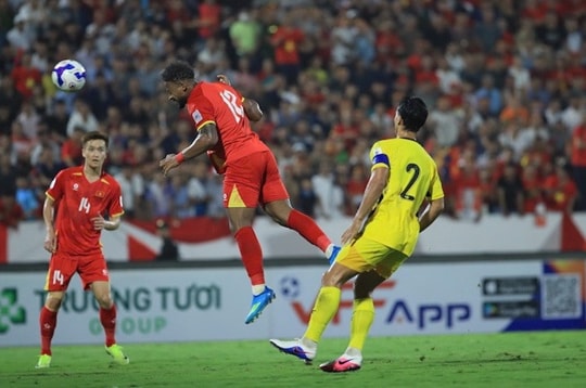 ĐT Việt Nam thắng thuyết phục Malaysia 3-1: Nguyễn Xuân Son rực sáng tại Thiên Trường