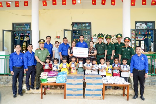 Ấm áp chương trình “Tháng Ba biên giới” tại xã Tây Giang