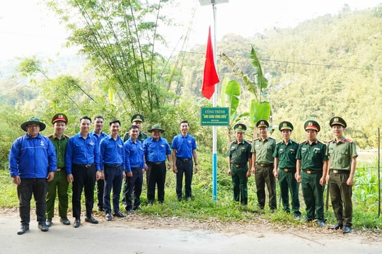 Ấm áp chương trình “Tháng Ba biên giới” tại xã Tây Giang
