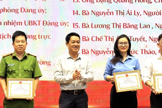 Phường Hòa Khánh khen thưởng 52 tập thể, 158 cá nhân trong công tác bầu cử