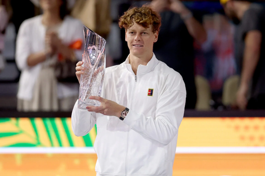 Jannik Sinner vượt Djokovic và Federer về tỷ lệ thắng sân cứng sau 300 trận