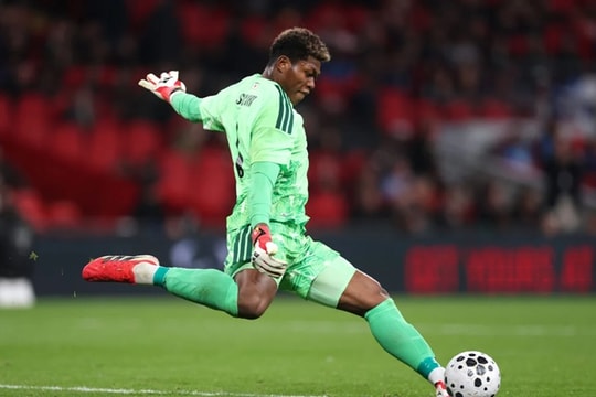 Zion Suzuki: Giải pháp hoàn hảo cho bài toán khủng hoảng thủ môn của Chelsea