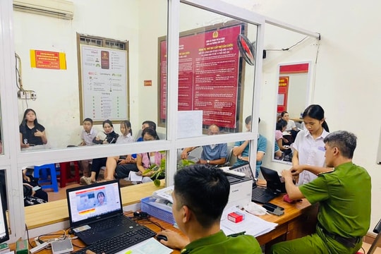 Tăng ca cấp căn cước cho học sinh trước kỳ thi
