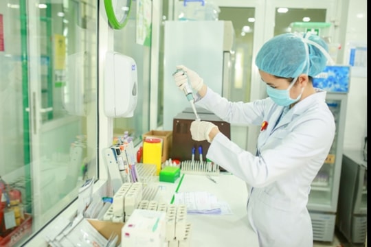 Thầm lặng sau cánh cửa phòng xét nghiệm