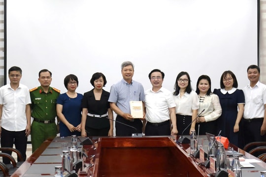 Thúc đẩy hợp tác nghiên cứu khoa học và công nghệ với Viện Khoa học xã hội vùng Trung Bộ và Tây Nguyên