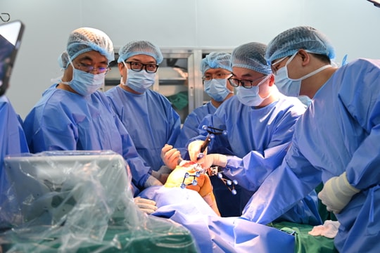 Bệnh viện Vinmec Đà Nẵng phẫu thuật thành công thay khớp gối bằng robot đầu tiên tại miền Trung