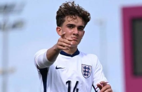 Max Dowman: Viên ngọc quý 16 tuổi của Arsenal tỏa sáng rực rỡ trong màu áo U19 Anh