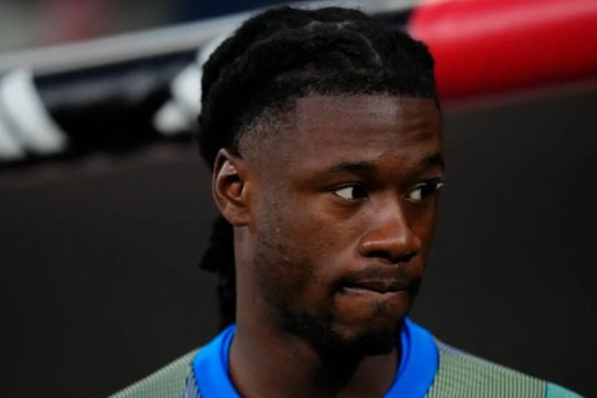 Tại sao Eduardo Camavinga là lời giải hoàn hảo hơn Lewis-Skelly cho bài toán trung tuyến Man Utd?
