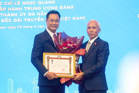 Trao Huân chương Lao động hạng Nhì của Đảng, Nhà nước Lào cho Bí thư Thành ủy Đà Nẵng Lê Ngọc Quang