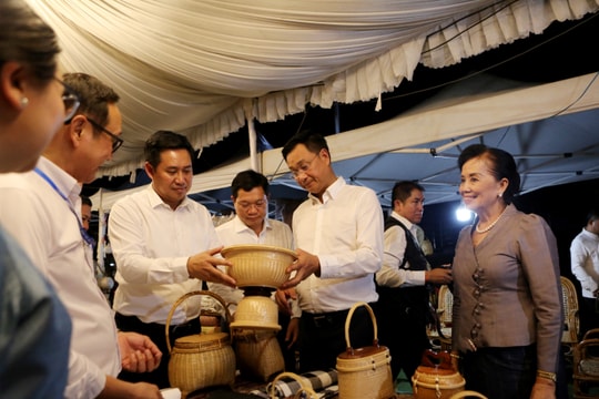 Hàng hóa của doanh nghiệp Việt Nam và Lào tham gia Hội chợ quốc tế Thương mại, đầu tư, du lịch tại Pakse