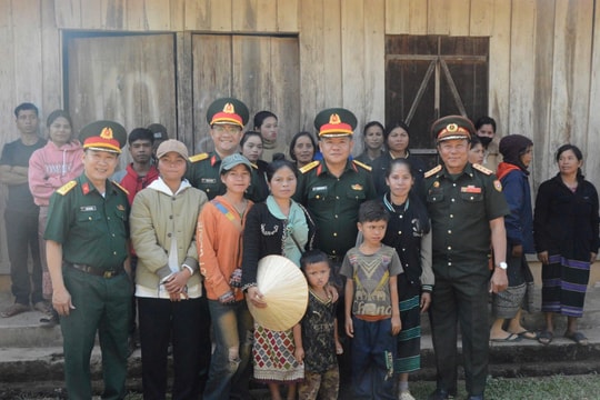 Bộ Chỉ huy Quân sự thành phố Đà Nẵng thăm, tặng quà người dân tỉnh Sê Kông (Lào) nhân dịp Tết Bunpimay